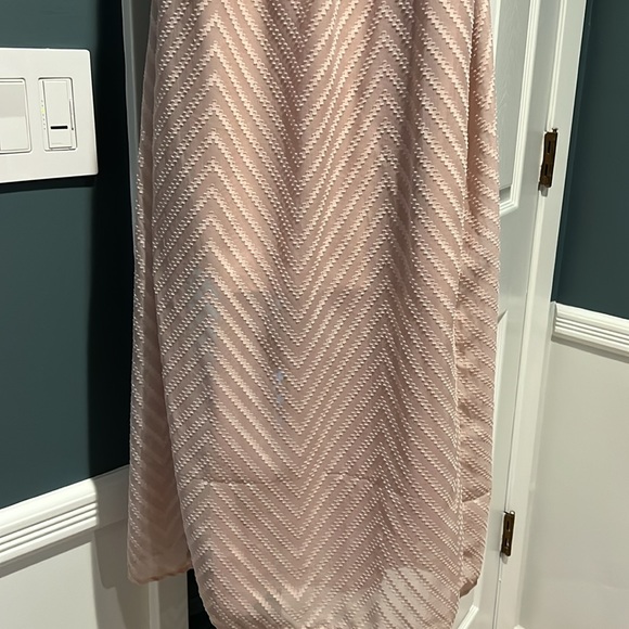 BEAUTIFUL Dress, flowy pink design, black satin belt, cinched in back. Size M - Picture 8 of 11